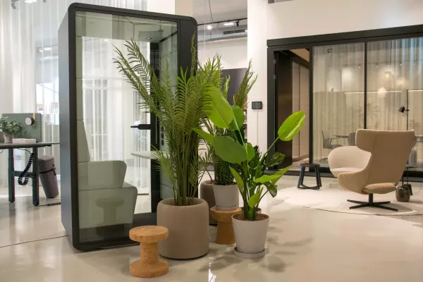 Kantoor met Framery belcel met planten rond, en comfortabele zetels