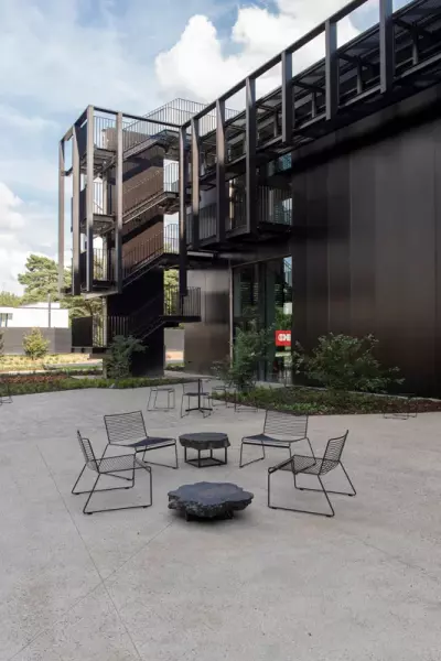 Outdoorruimte met zwarte terrasstoelen