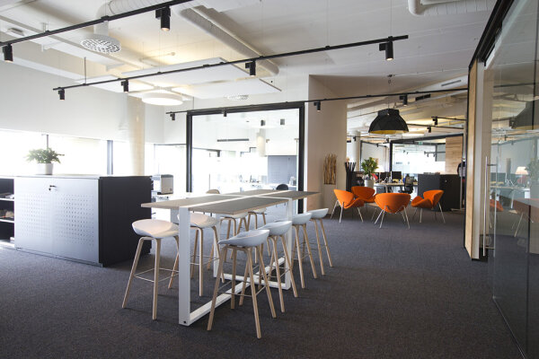 Inrichting kantoor met Pami Add Table en barkrukken